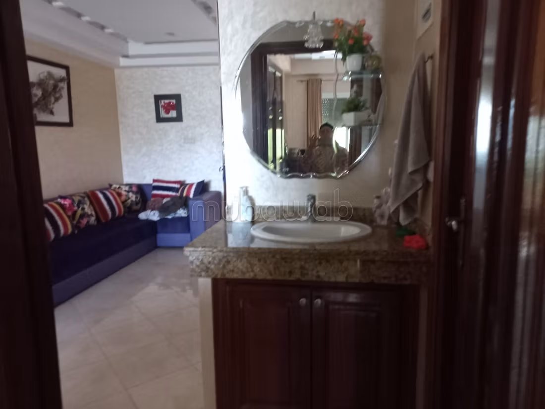 Vente d'un bel appartement à Deroua. 2 chambres agréables. Cuisinière avec four
