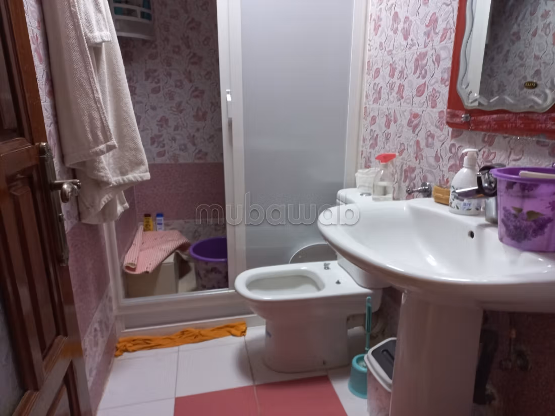 Vente d'un bel appartement à Deroua. 2 chambres agréables. Cuisinière avec four
