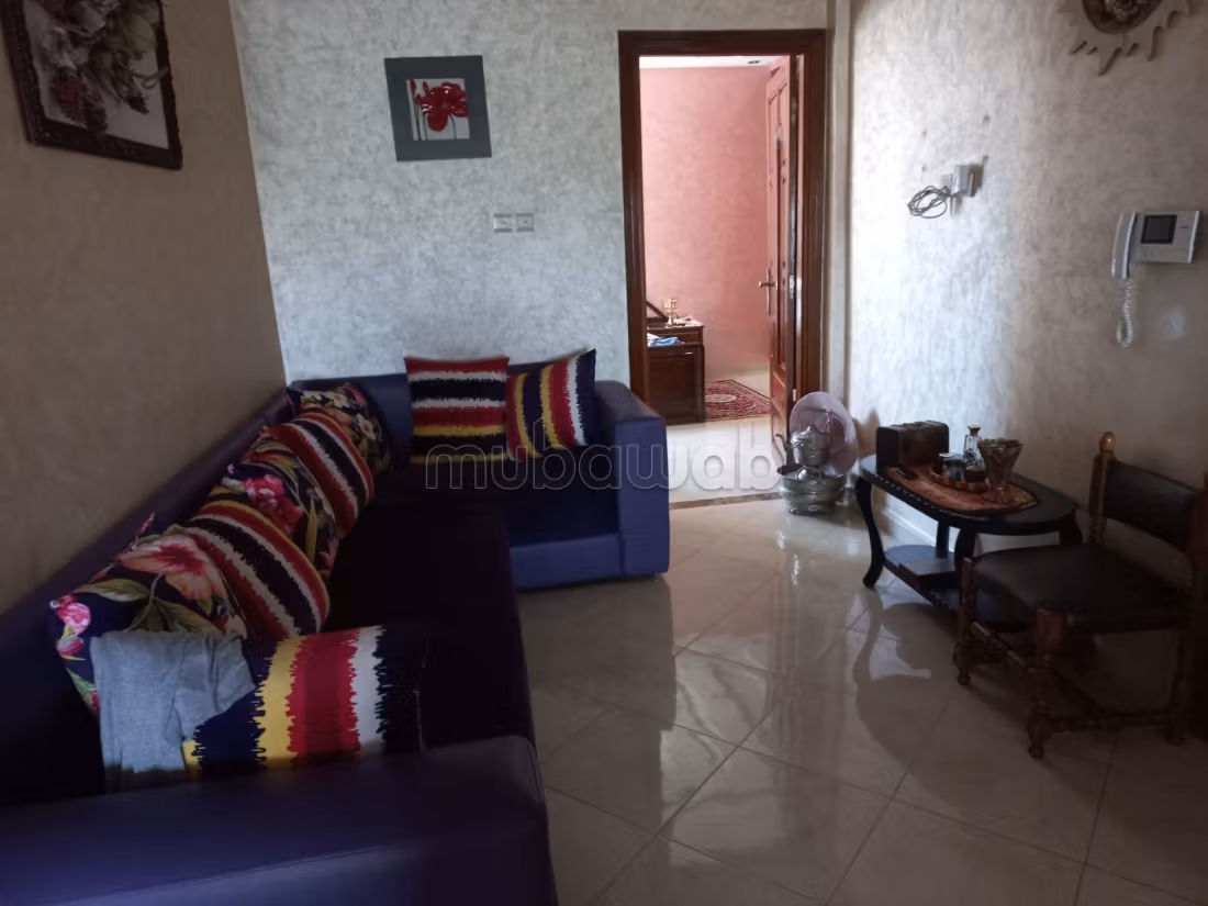 Vente d'un bel appartement à Deroua. 2 chambres agréables. Cuisinière avec four