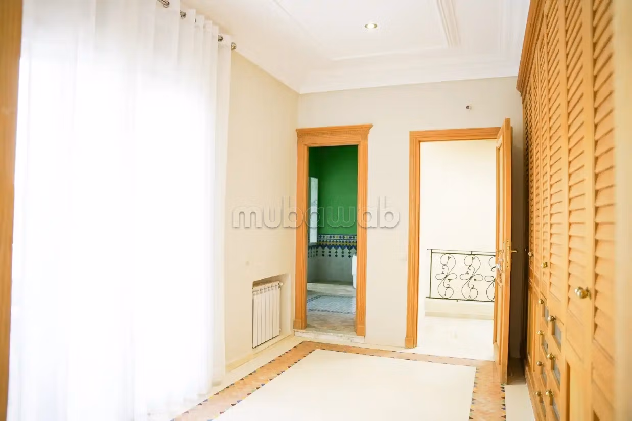 Villa de luxe à louer à Tanger, dans le quartier de Boubané, avec piscine privée, cinq chambres, emplacement calme