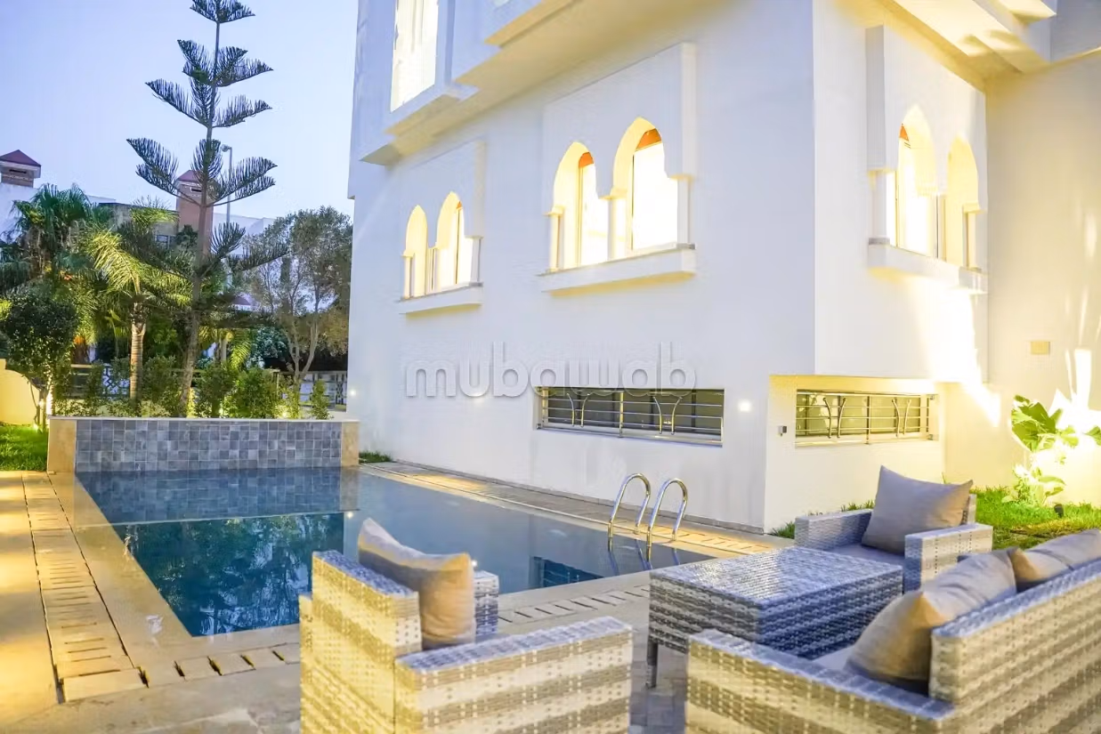 Villa de luxe à louer à Tanger, dans le quartier de Boubané, avec piscine privée, cinq chambres, emplacement calme