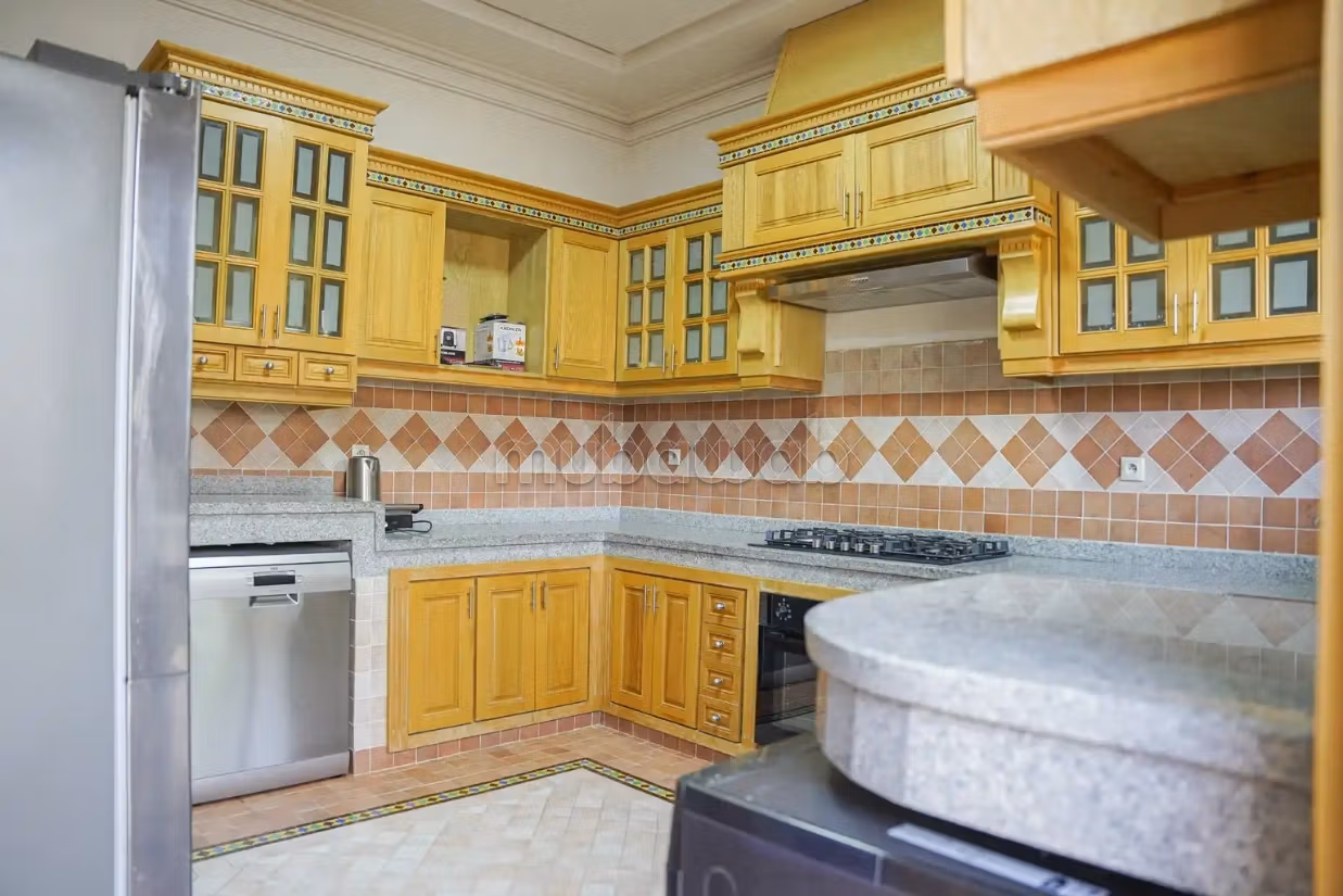 Villa de luxe à louer à Tanger, dans le quartier de Boubané, avec piscine privée, cinq chambres, emplacement calme