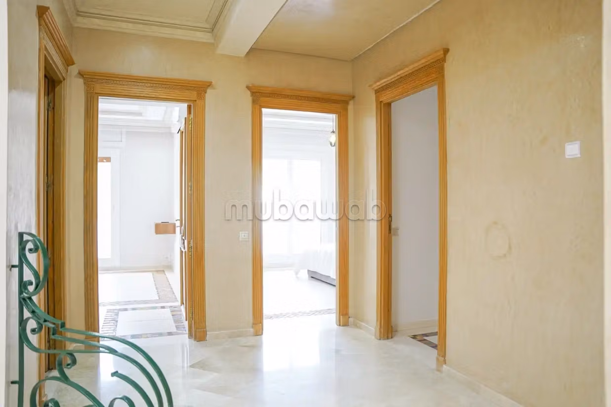 Villa de luxe à louer à Tanger, dans le quartier de Boubané, avec piscine privée, cinq chambres, emplacement calme