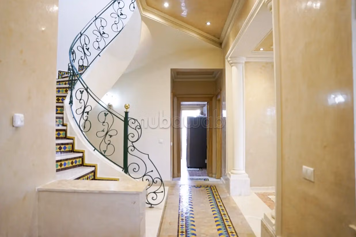 Villa de luxe à louer à Tanger, dans le quartier de Boubané, avec piscine privée, cinq chambres, emplacement calme