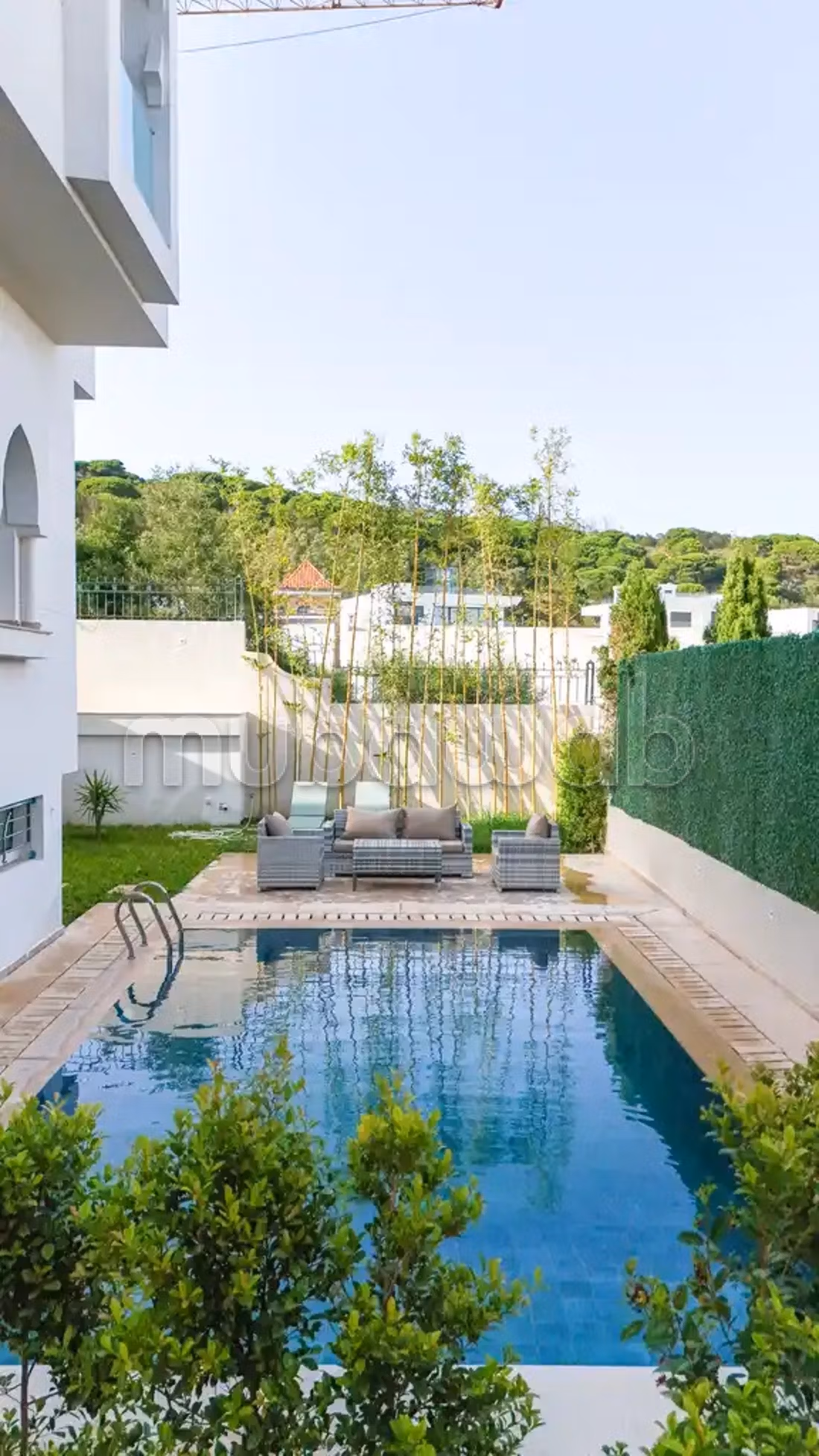 Villa de luxe à louer à Tanger, dans le quartier de Boubané, avec piscine privée, cinq chambres, emplacement calme