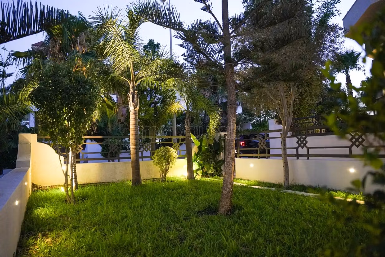 Villa de luxe à louer à Tanger, dans le quartier de Boubané, avec piscine privée, cinq chambres, emplacement calme