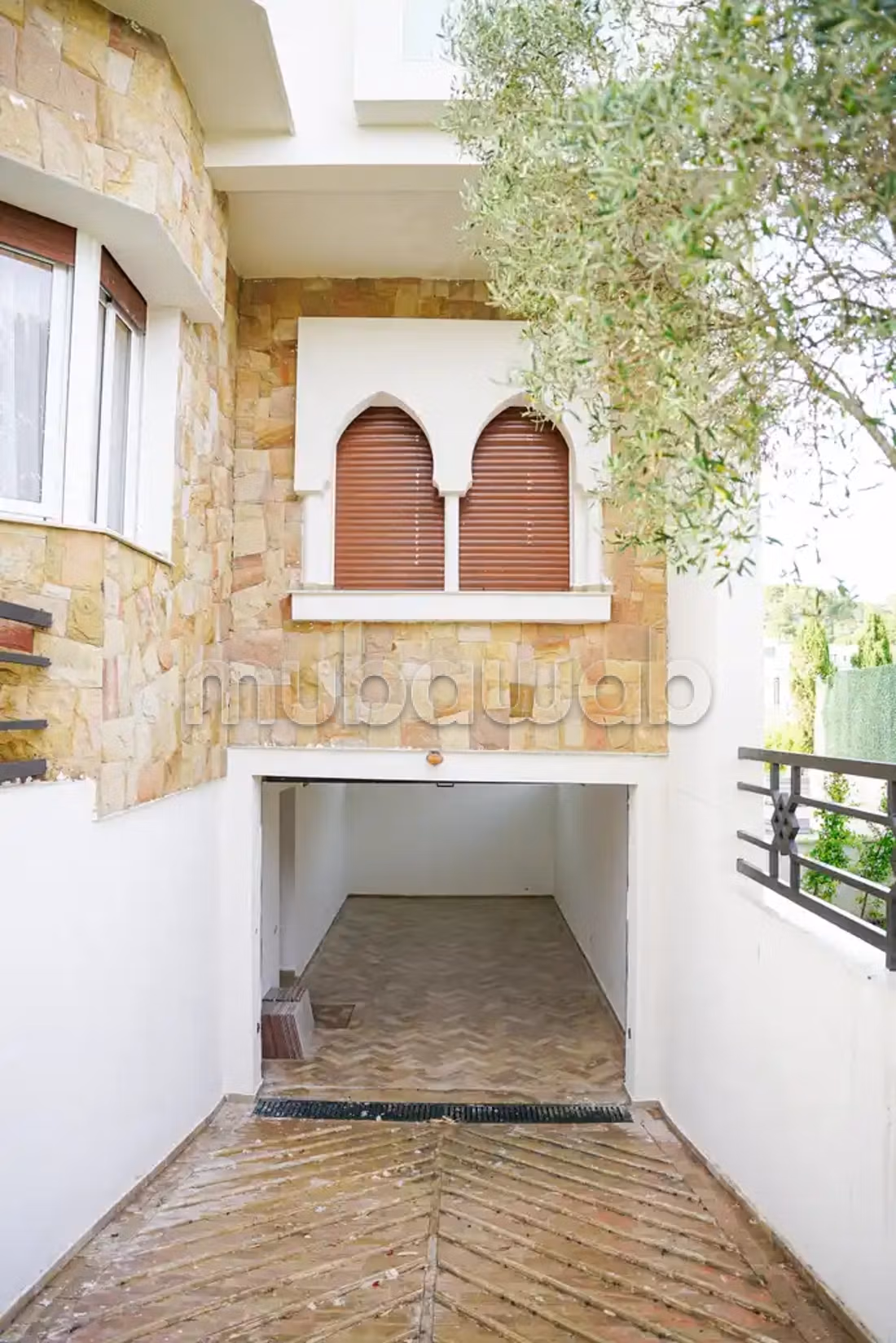 Villa de luxe à louer à Tanger, dans le quartier de Boubané, avec piscine privée, cinq chambres, emplacement calme