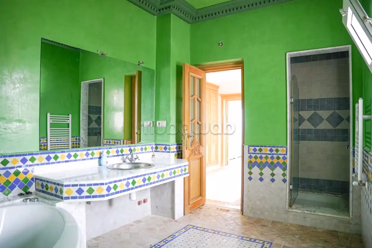Villa de luxe à louer à Tanger, dans le quartier de Boubané, avec piscine privée, cinq chambres, emplacement calme