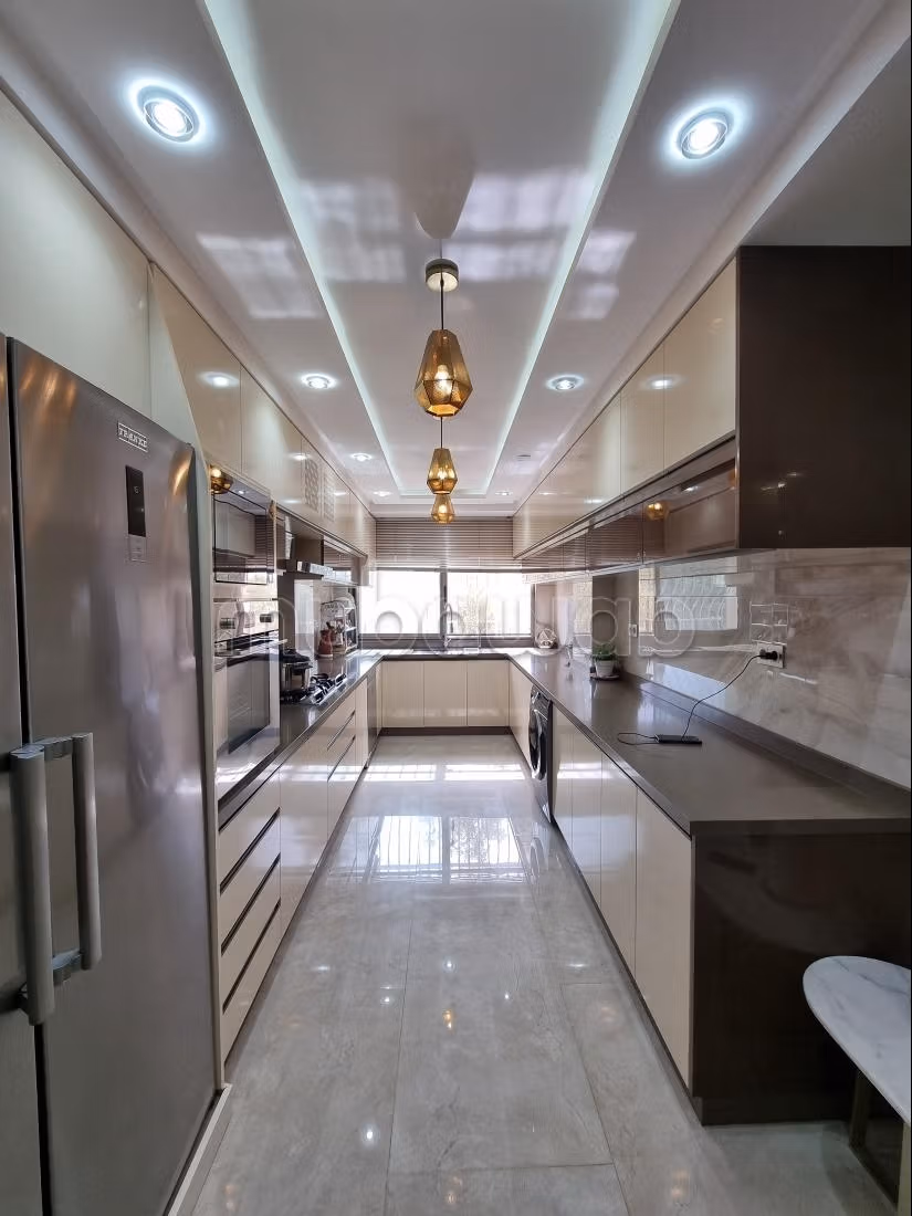 Appartement en vente à Hay Salam. 
Surface totale 128 m². 
Meublé