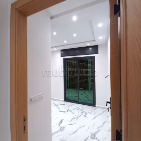 Maison à vendre à Tanja Balia. 
Déclaration 100%. 
4 chambres. 
Cuisinière avec four