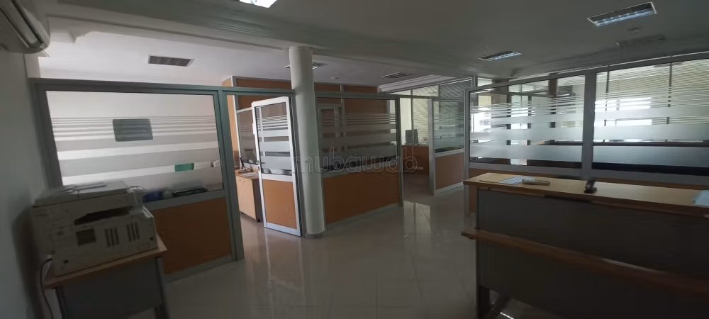 Oficinas en venta en Les Hôpitaux. Superficie total de 131 m². Seguro 24/24