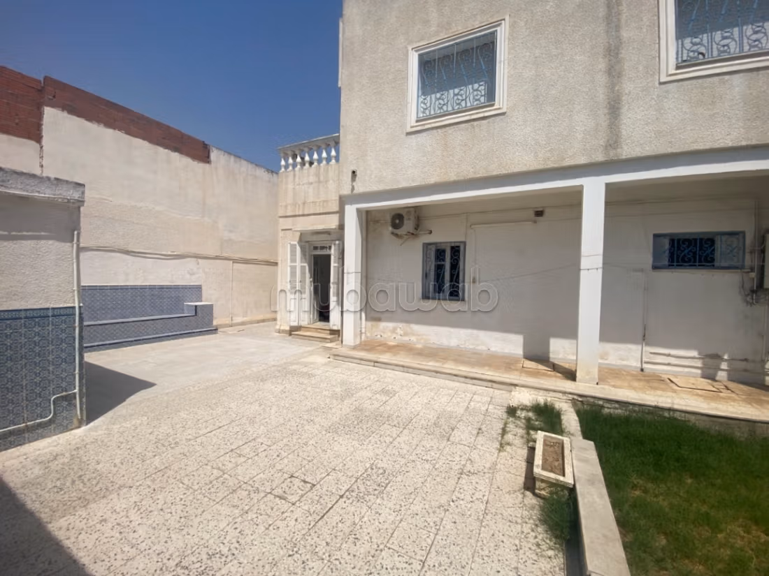 Rez de chaussée de villa de type S4 à louer