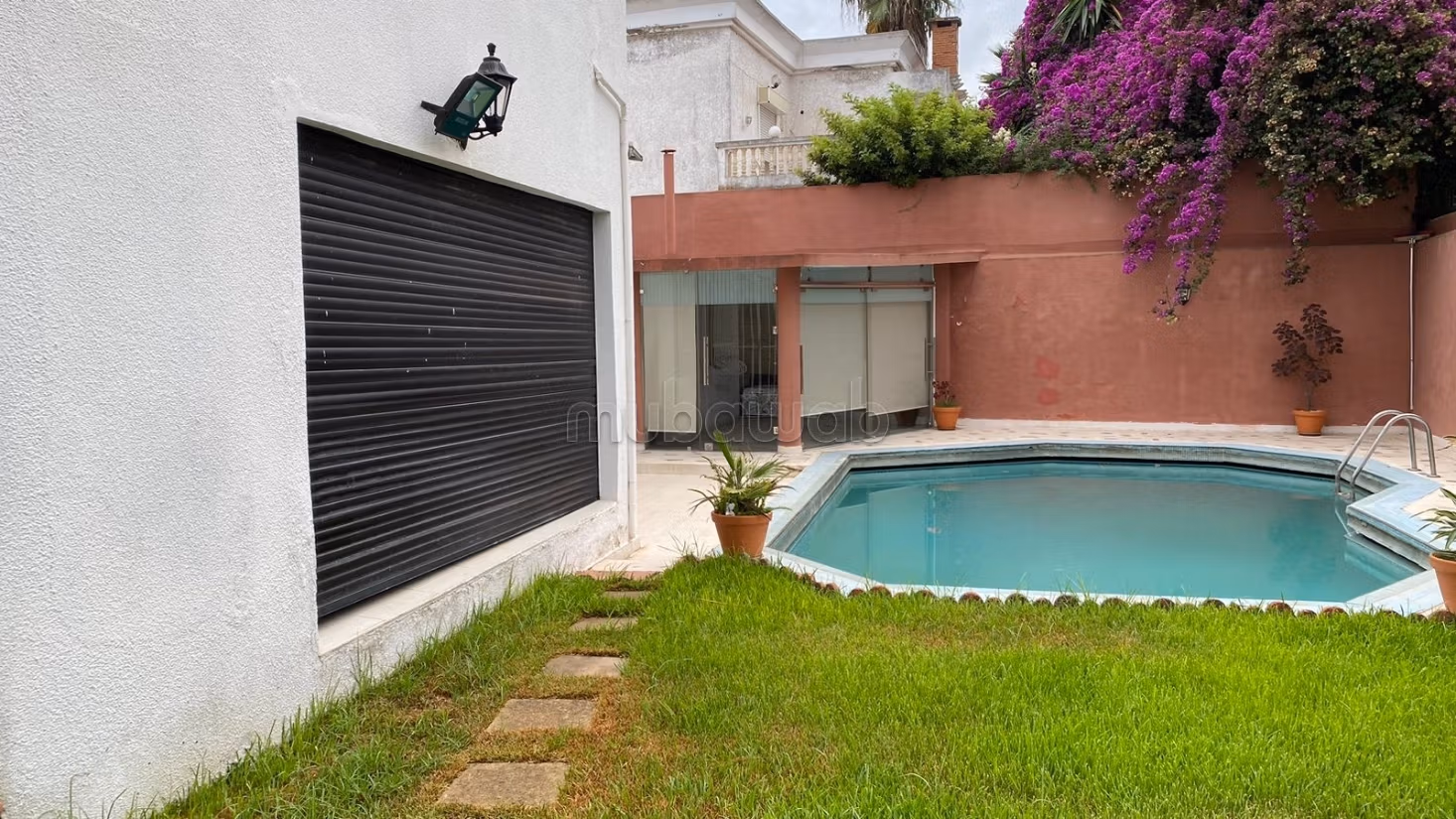Villa à vendre à Riyad. 
Surface totale 732 m². 
Tout confort avec piscine et cheminée