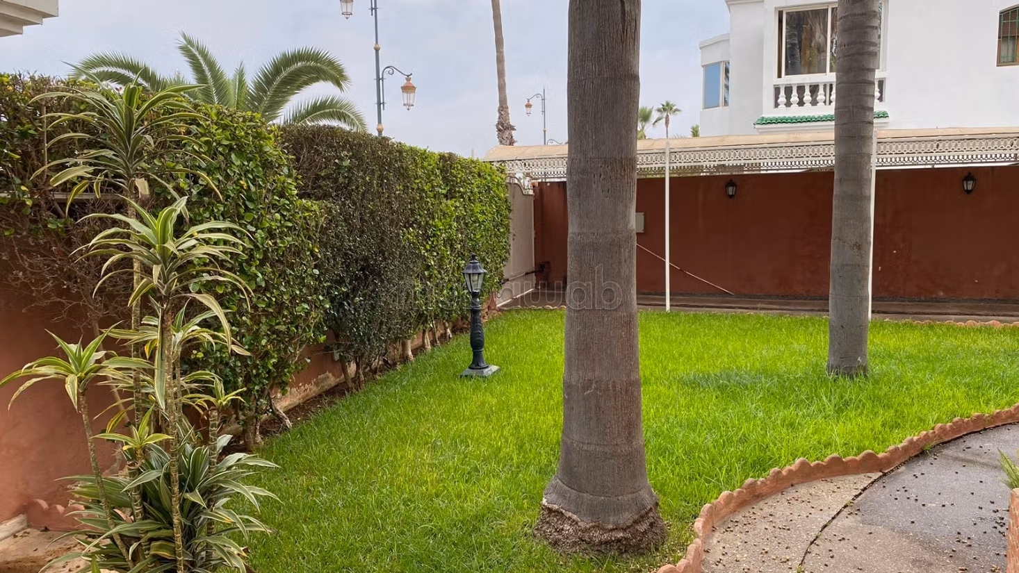 Villa à vendre à Riyad. 
Surface totale 732 m². 
Tout confort avec piscine et cheminée