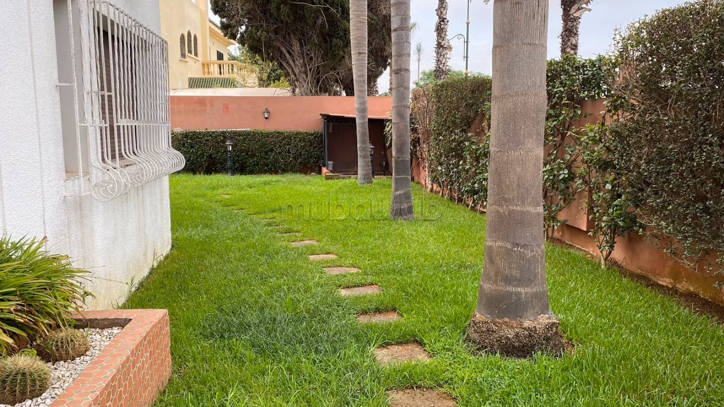 Villa à vendre à Riyad. 
Surface totale 732 m². 
Tout confort avec piscine et cheminée