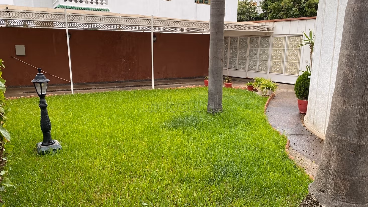 Villa à vendre à Riyad. 
Surface totale 732 m². 
Tout confort avec piscine et cheminée