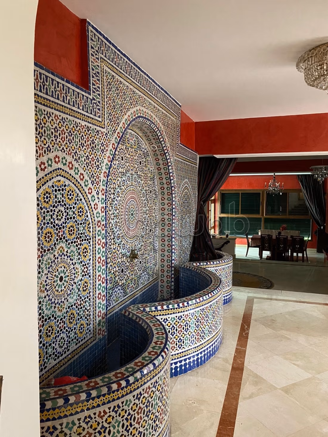 Villa à vendre à Riyad. 
Surface totale 732 m². 
Tout confort avec piscine et cheminée