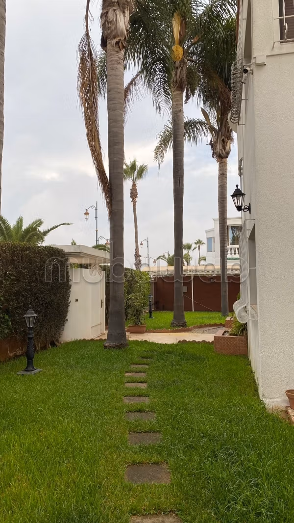 Villa à vendre à Riyad. 
Surface totale 732 m². 
Tout confort avec piscine et cheminée