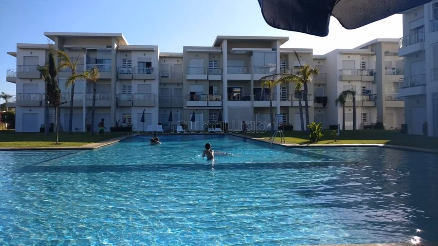 Pied sur piscine