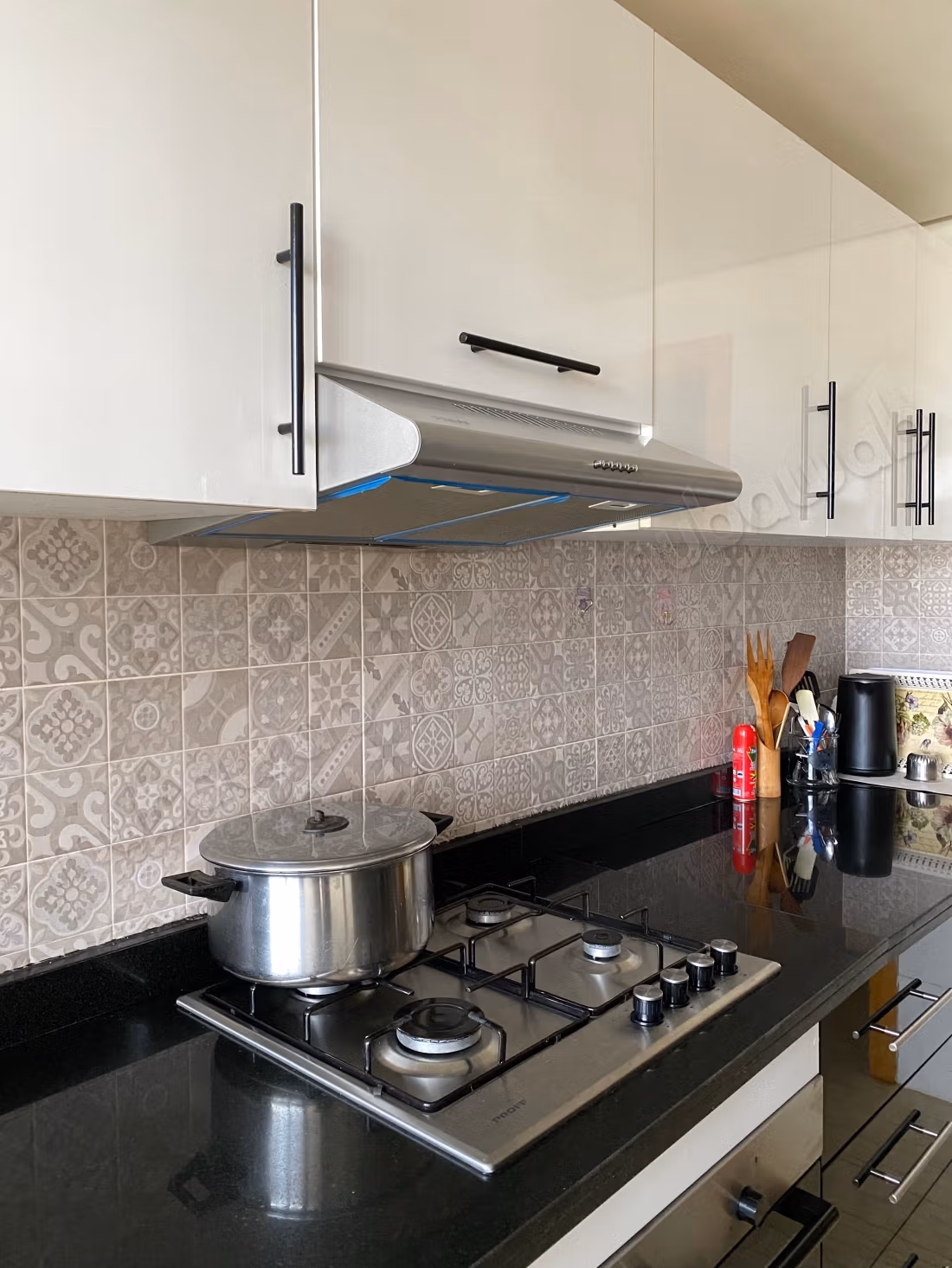 Appartamento in affitto a Harhoura. Superficie totale 90 m². Arredato
