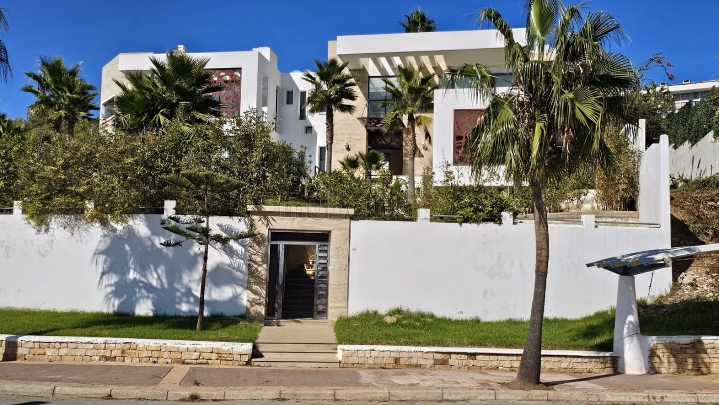 Luxe villa te huur in Mdiq. 4 grote kamers. Gemeubileerd