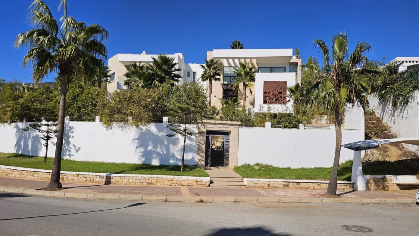 Luxe villa te huur in Mdiq. 4 grote kamers. Gemeubileerd