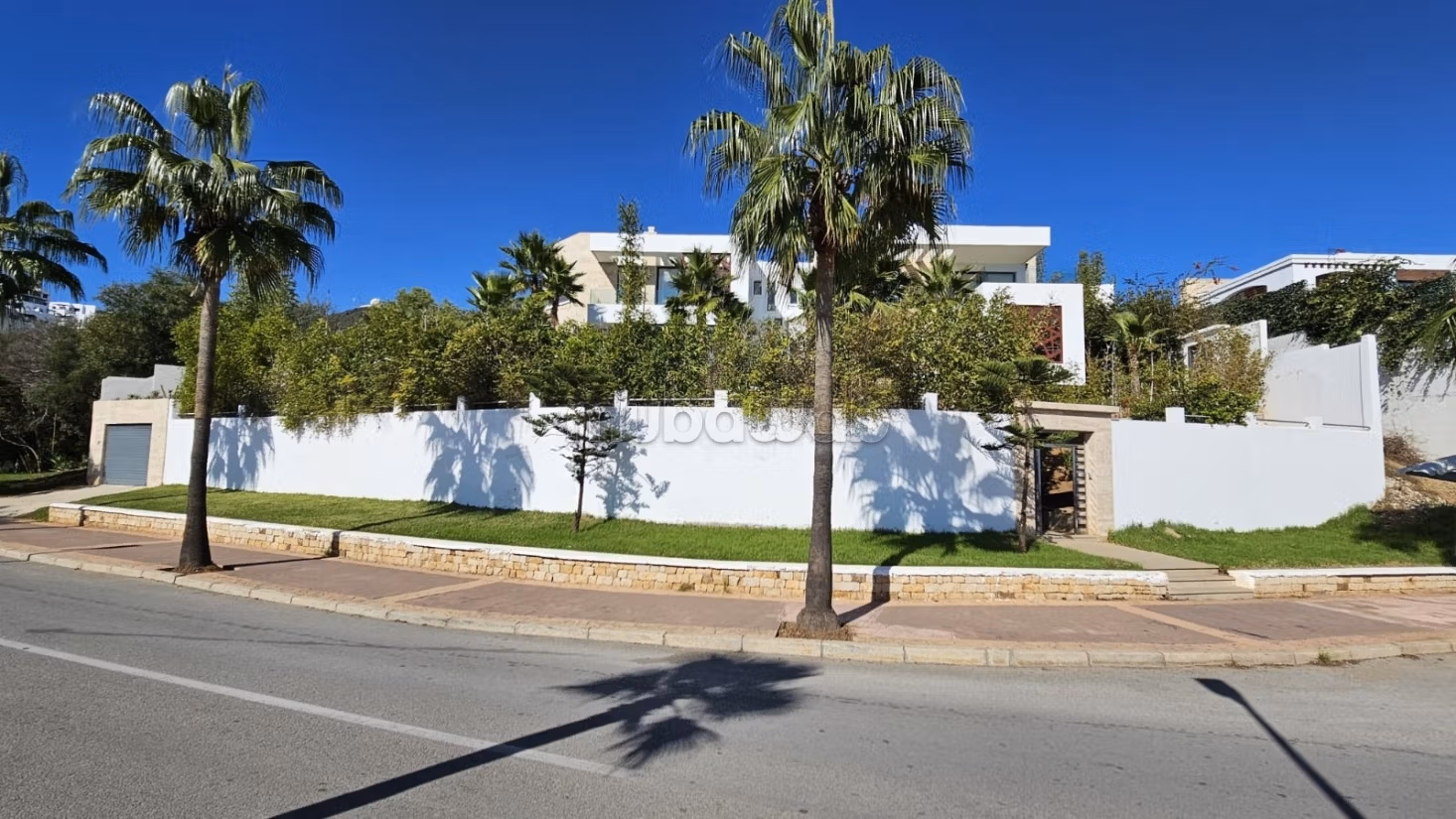 Luxe villa te huur in Mdiq. 4 grote kamers. Gemeubileerd