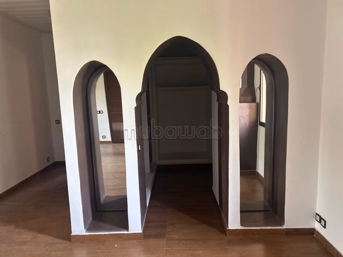 Splendida villa in affitto a Hay Inara. 4 grandi stanze. Grande piscina