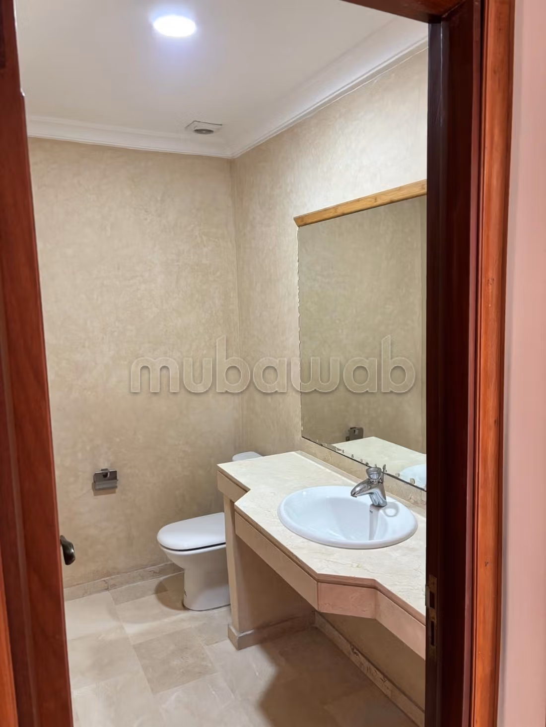 Appartement à louer à Racine. 
Surface de 220 m². 
Cheminée et concierge — 2
