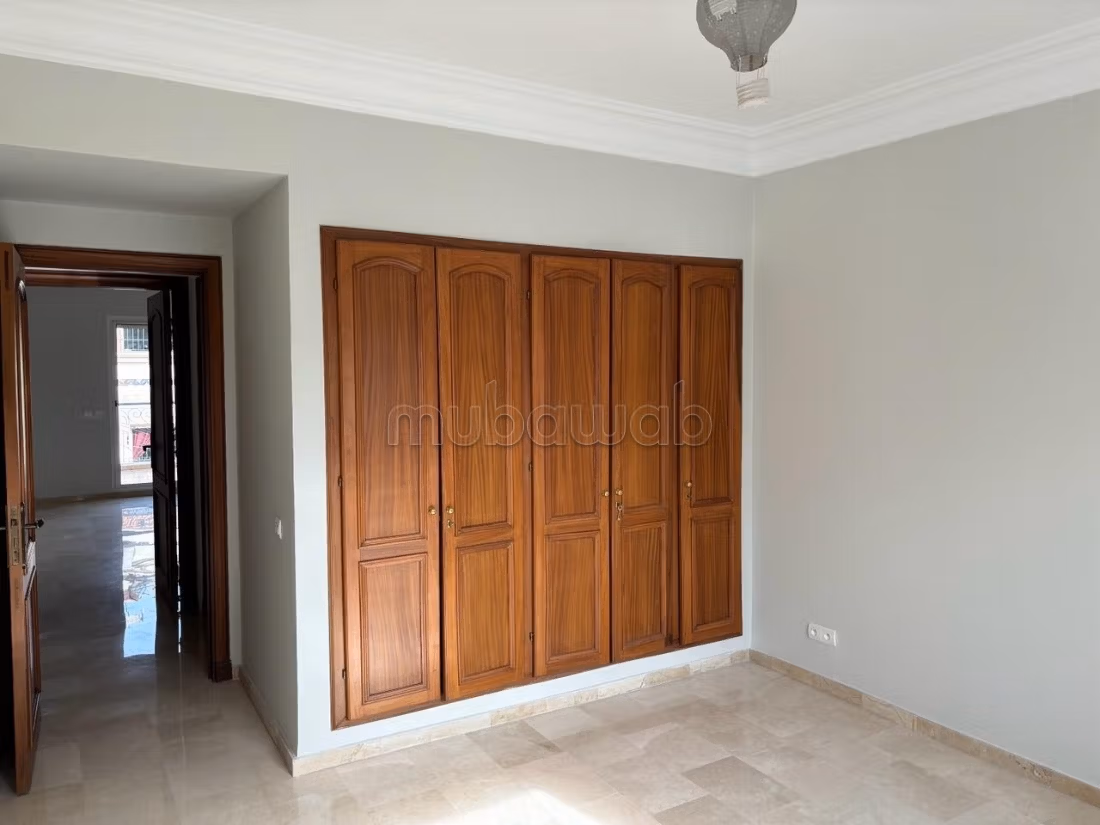 Appartement à louer à Racine. 
Surface de 220 m². 
Cheminée et concierge — 5