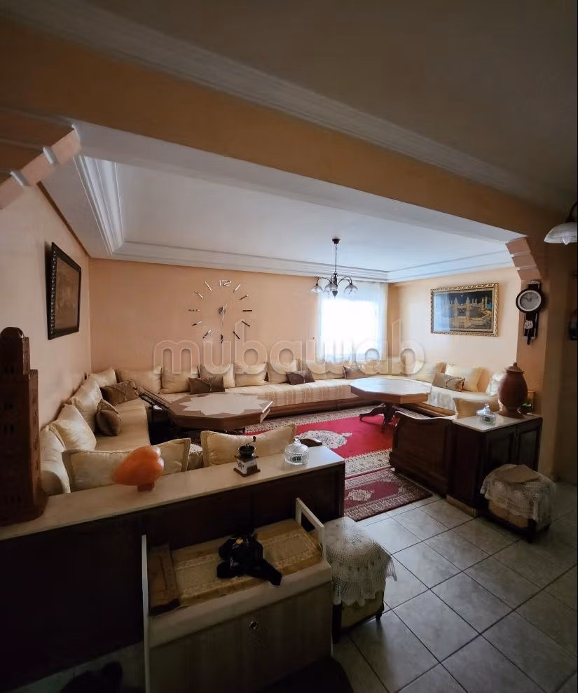 Bel appartement à vendre à Roches Noires. 
4 pièces confortables. 
Salon Marocain, sécurité