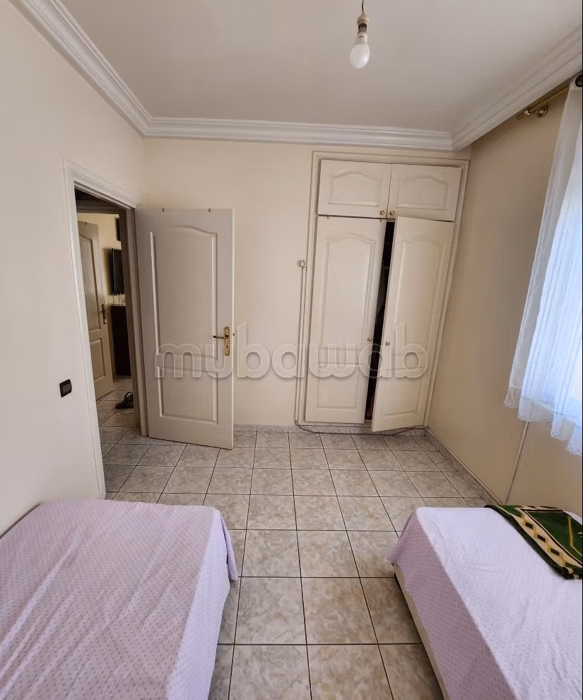 Bel appartement à vendre à Roches Noires. 
4 pièces confortables. 
Salon Marocain, sécurité — 4
