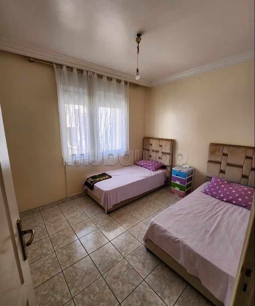 Bel appartement à vendre à Roches Noires. 
4 pièces confortables. 
Salon Marocain, sécurité — 5