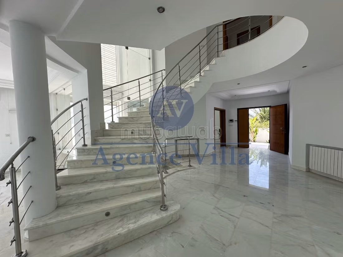 A Louer une villa standing s5 avec piscine lac2