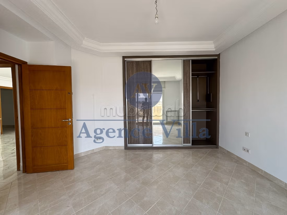 A Louer une villa standing s5 avec piscine lac2