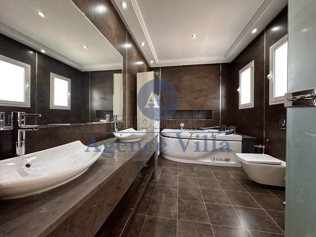 A Louer une villa standing s5 avec piscine lac2