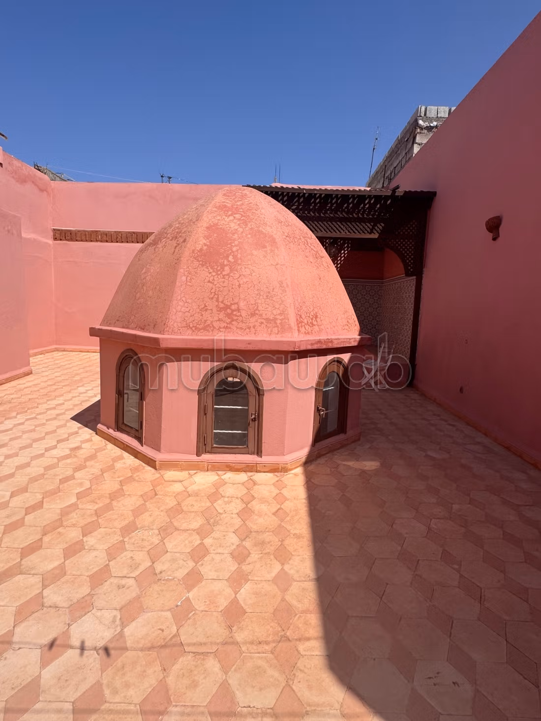 Vente d'un superbe riad à Ben Saleh. 
4 chambres agréables. 
Bien meublé