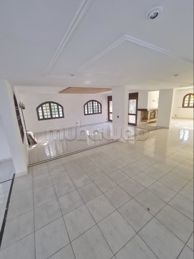 Maison de luxe à vendre à Anfa. 6 chambres. Piscine et cheminée