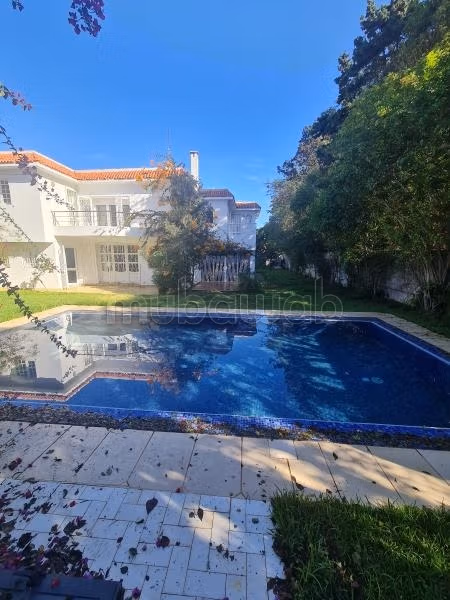 Luxe huis te koop in Anfa. 6 slaapkamers. Zwembad en open haard
