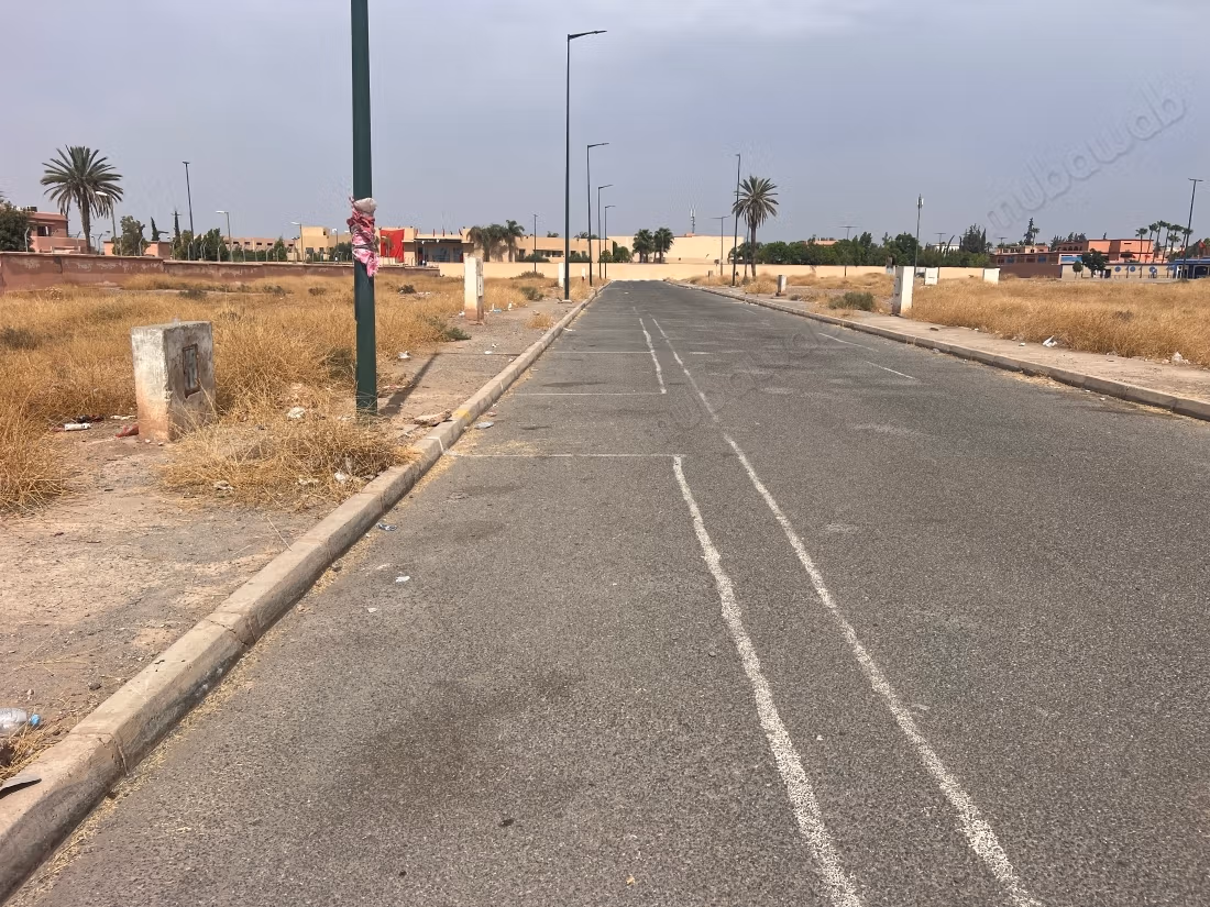 Beau terrain à la vente à Hay Targa.
Superficie 375 m²
