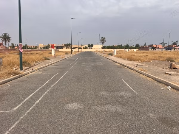 Beau terrain à la vente à Hay Targa.
Superficie 375 m²