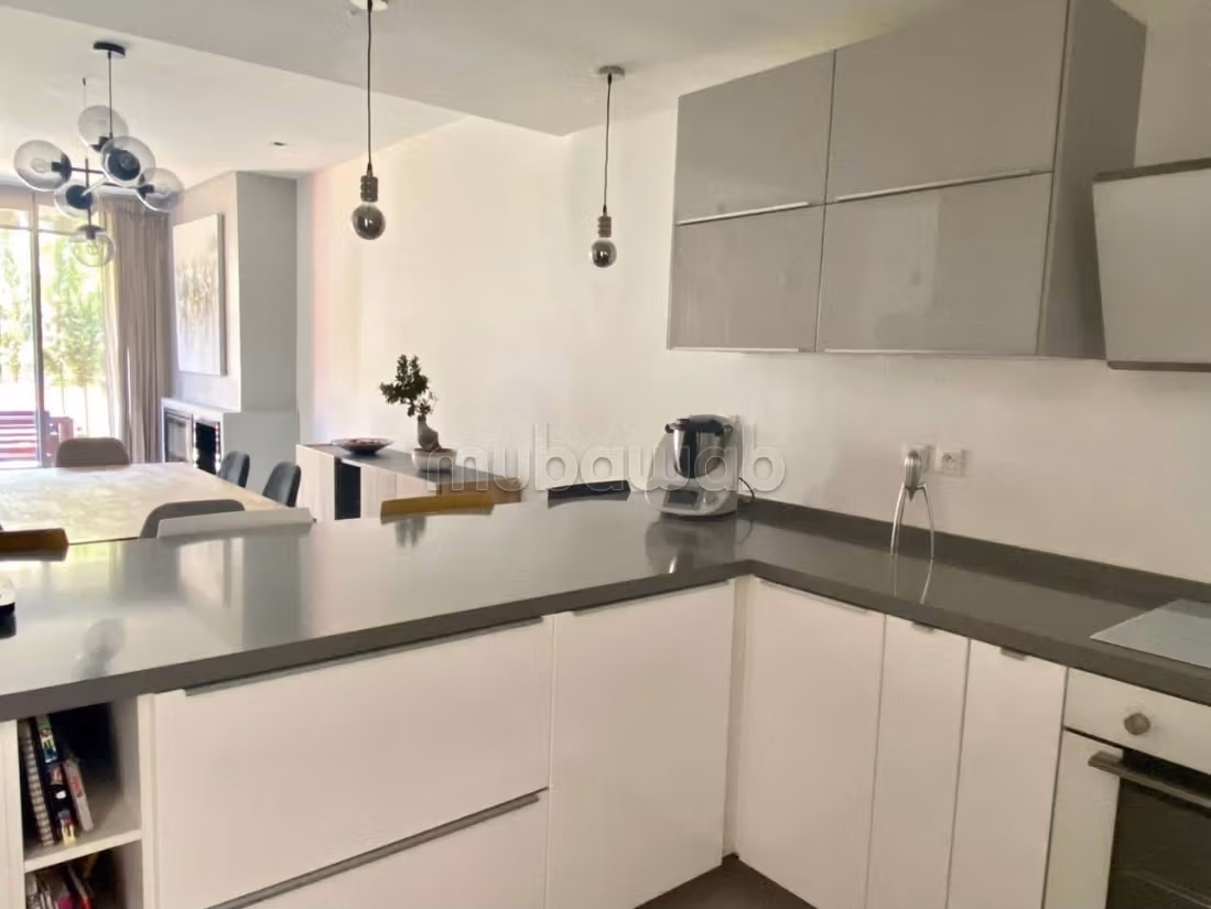 Superbe appartement à louer à Ville Verte.
Superficie 200 m².
Meublé — 4