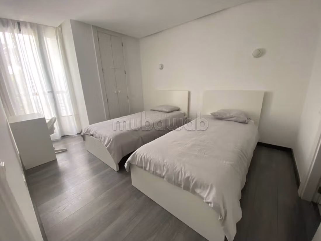 Superbe appartement à louer à Ville Verte.
Superficie 200 m².
Meublé — 5