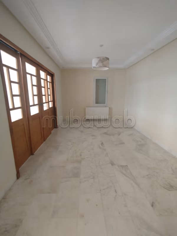 Appartement à louer à Cité Les Pins. Surface totale 250 m². Environnement calme avec vue sur la montagne, porte blindée
