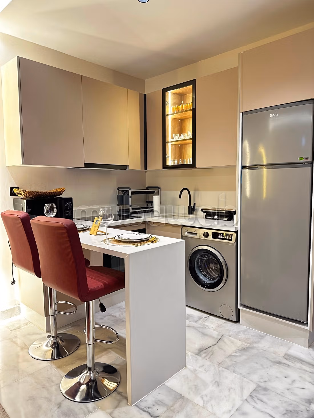 Louez cet appartement à Franceville. 
2 pièces. 
Meublé — 6