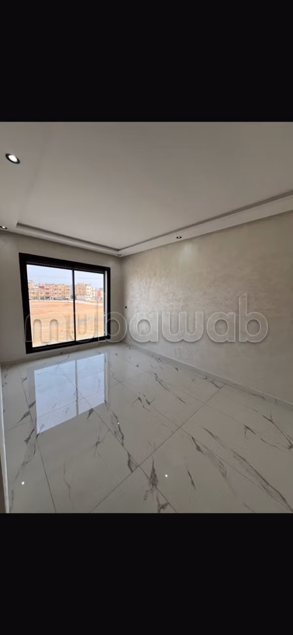 Bureaux en location à Riad Oulad Mtaa. 
Surface totale 90 m². 
Porte blindée et système de double vitrage