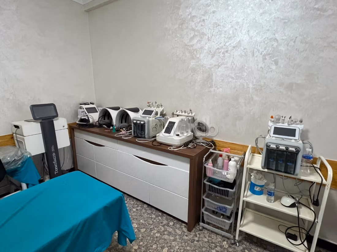 Local comercial a la venta en Guéliz. Superficie 120 m². Ascensor