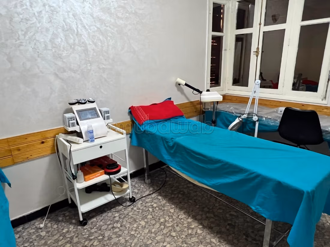 Local comercial a la venta en Guéliz. Superficie 120 m². Ascensor