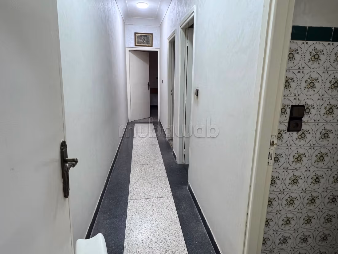 Local comercial a la venta en Guéliz. Superficie 120 m². Ascensor