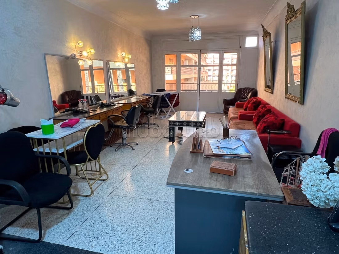 Local comercial a la venta en Guéliz. Superficie 120 m². Ascensor
